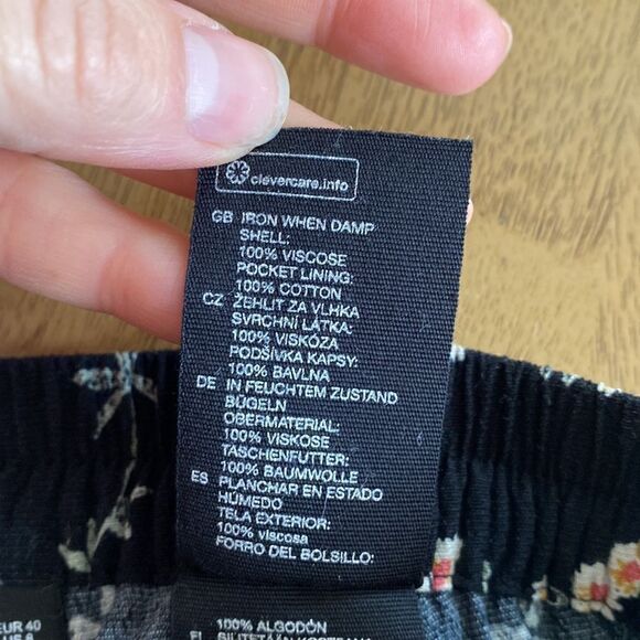 & Other Stories fluid shorts in dark floral print Size 8 - Picture 8 of 12